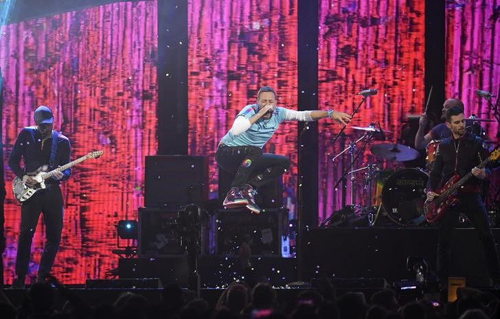 © Reuters. Coldplay anuncia nuevo disco y lanza 