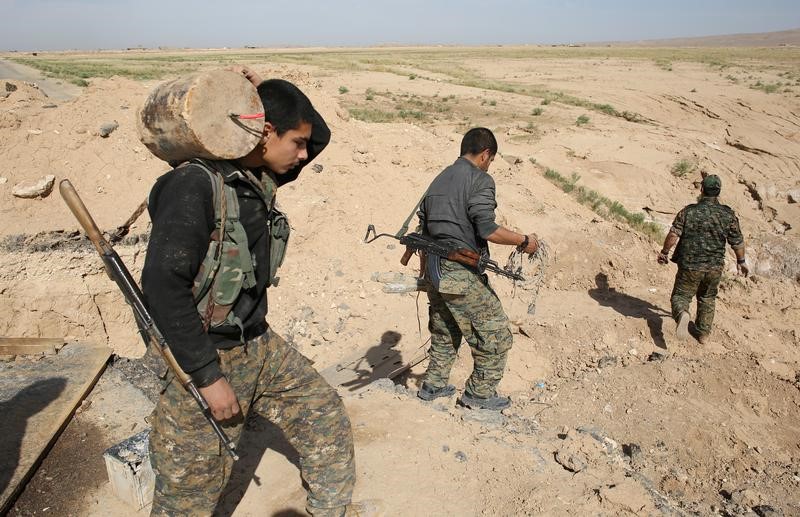 © Reuters. اشتباكات بين فصيلين كرديين متنافسين بشمال غرب العراق
