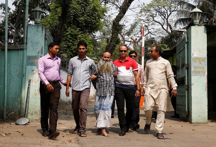 © Reuters. Policia en Bangladesh detiene a un islamista que animaba a asesinar extranjeros