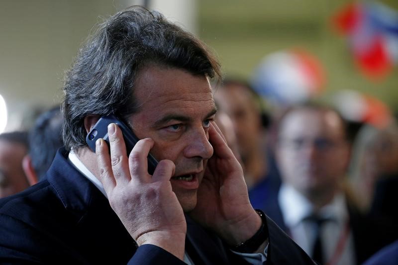 © Reuters. استقالة كبير المتحدثين باسم حملة المرشح الرئاسي الفرنسي فيون