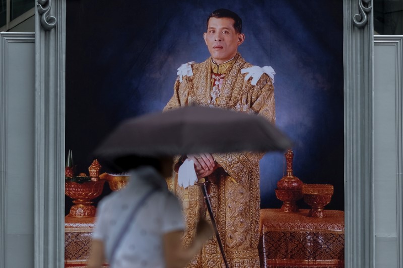 © Reuters. FILE PHOTO -  A woman walks past a portrait of Thailand's King Maha Vajiralongkorn Bodindradebayavarangkun at a department store in central Bangkok