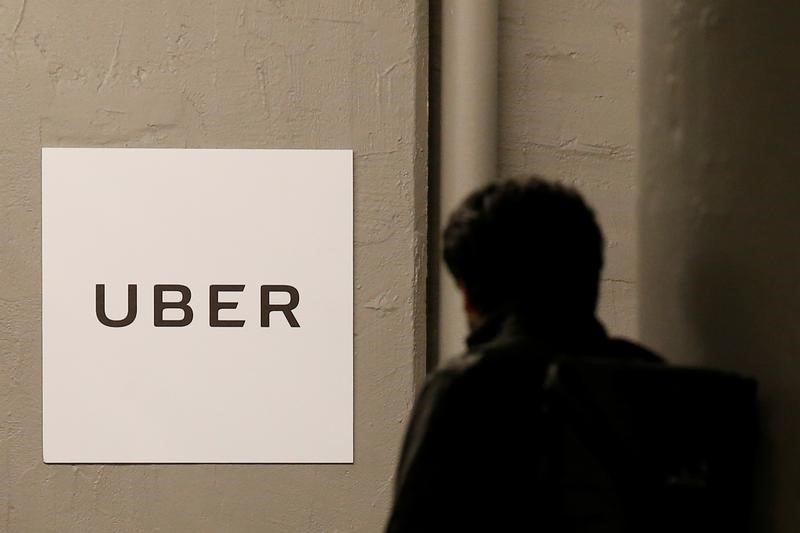 © Reuters. Um homem chega ao escritório do Uber no Queens, em Nova York