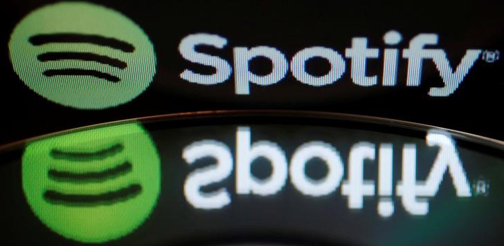 © Reuters. Ilustração do logo do Spotify, serviço de transmissão de música online, refletido em um CD