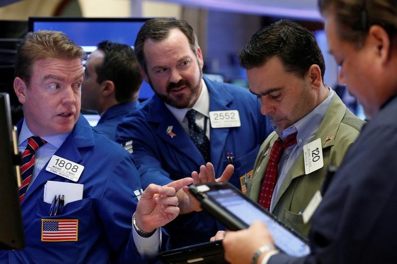 © Reuters. A trader works on the floor of the NYSE