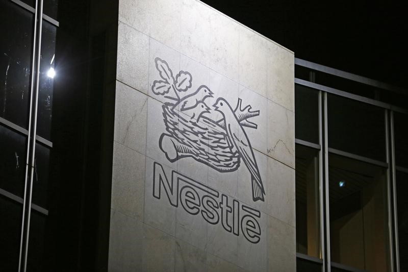 © Reuters. NESTLÉ ET COCA-COLA VONT DISSOUDRE LEUR COENTREPRISE DANS LE THÉ