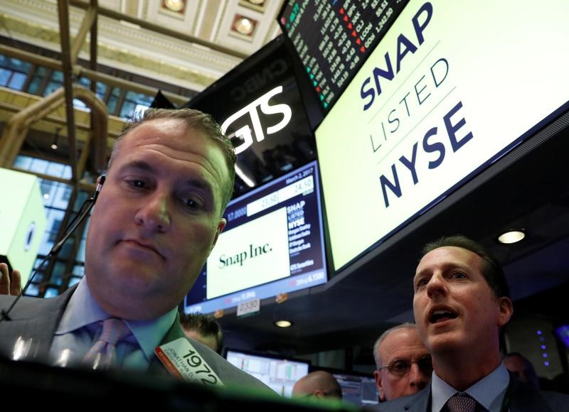 © Reuters. Specialist Trader Glen Carell gives a price for Snap Inc. during the company's IPO on the floor of the NYSE