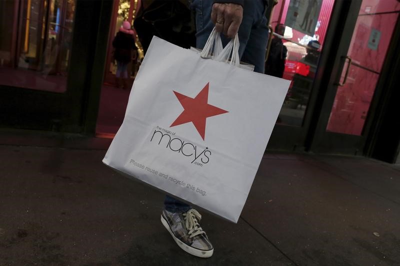 © Reuters. A customer exits the Macy's flagship department store in midtown Manhattan in New York City