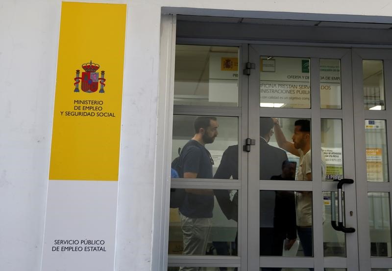 © Reuters. España quiere usar fondos europeos para pagar un complemento salarial a jóvenes
