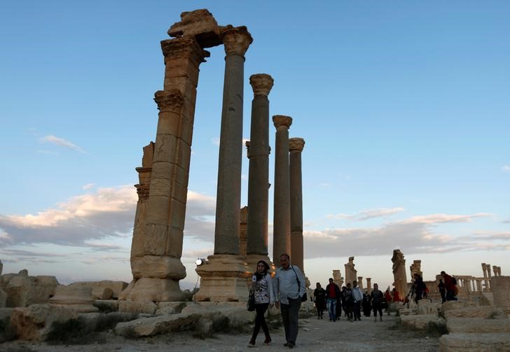 © Reuters. Visitantes nas ruínas históricas da cidade de Palmira