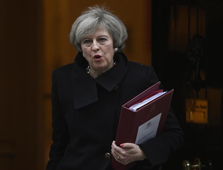 © Reuters. Primeira-ministra britânica, Theresa May, deixa residência oficial em Londres