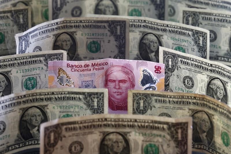 © Reuters. A picture illustration shows Mexican pesos and U.S. dollars banknotes in Mexico City