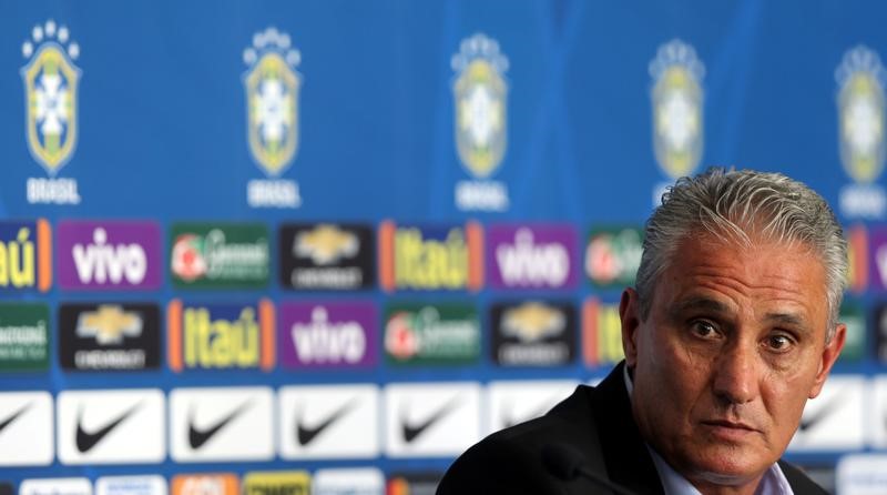© Reuters. تيتي مدرب البرازيل يستدعي اديرسون حارس بنفيكا