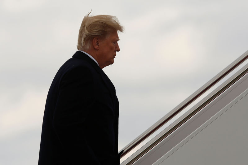 © Reuters. Trump boards Air Force One for travel to Florida from Joint Base Andrews, Maryland