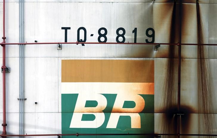 © Reuters. Logo da Petrobras é visto em tanque em São Caetano do Sul, no Brasil