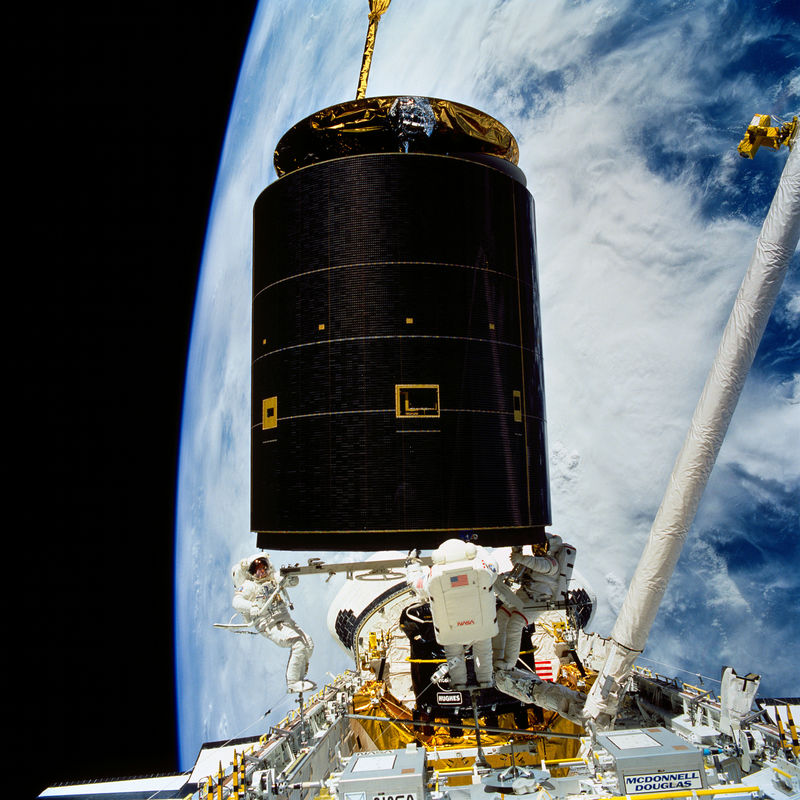 © Reuters. FILE PHOTO -  Astronauts attach a specially designed grapple bar underneath the 4.5 ton Intelsat VI satellite at the space shuttle Endeavour's cargo bay in this NASA handout photo