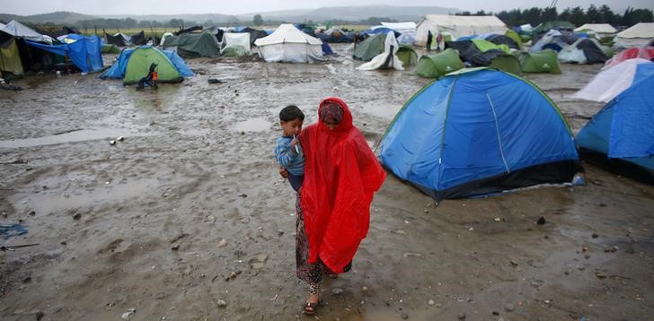 © Reuters. Campo de imigrantes e refugiados na fronteira da Grécia com a Macedônia