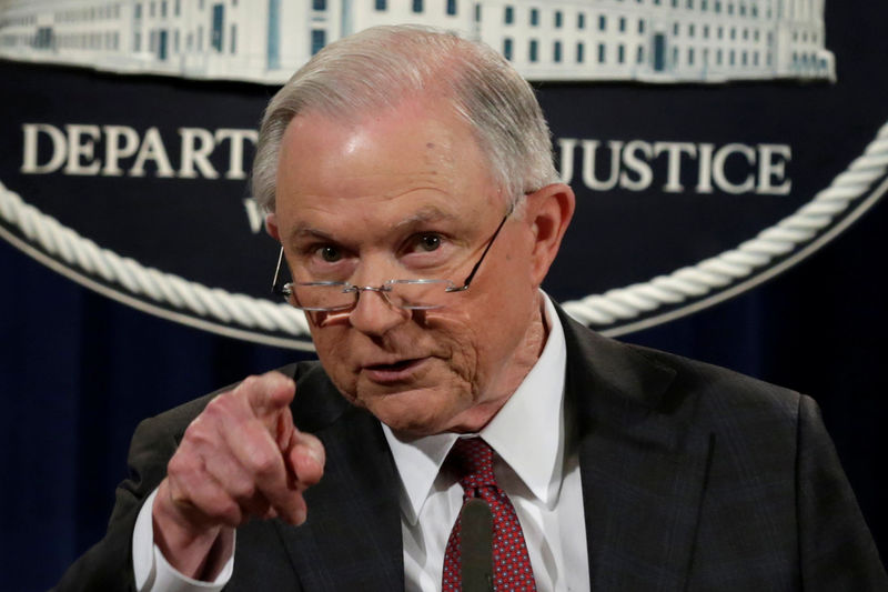 © Reuters. U.S. Attorney General Jeff Sessions speaks at a news conference in Washington