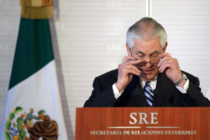 © Reuters. U.S. Secretary of State Tillerson delivers a statement at the Ministry of Foreign Affairs in Mexico City