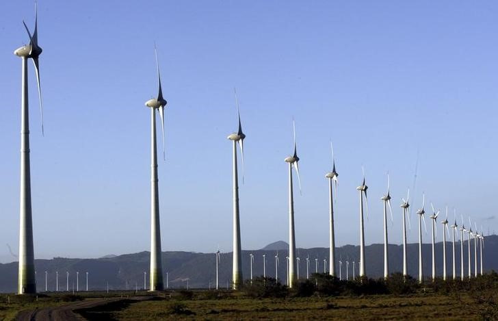 © Reuters. Torres de energia eólia na cidade de Osório, no Rio Grande do Sul