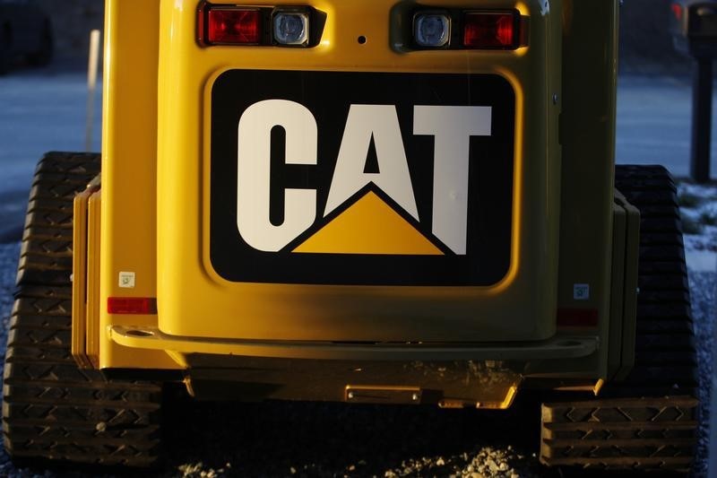 © Reuters. The CAT logo is seen on the back of a Caterpillar machine on a lot at Milton CAT in North Reading, Massachusetts