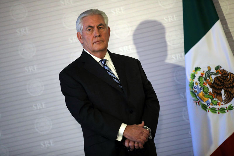 © Reuters. U.S. Secretary of State Tillerson stands next to a Mexican flag during a join statement with Mexico's Foreign Secretary Videgaray at the Ministry of Foreign Affairs in Mexico City