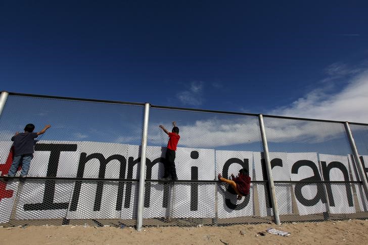 © Reuters. Trump evalúa una propuesta para separar mujeres y niños que cruzan la frontera