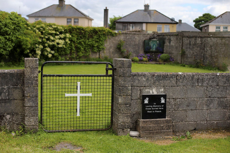 © Reuters. Hallados restos de bebés en un centro religioso irlandés para madres solteras