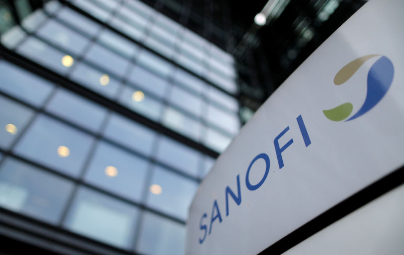 © Reuters. FILE PHOTO -  The logo of French drugmaker Sanofi is seen in front of the company's headquarters in Paris