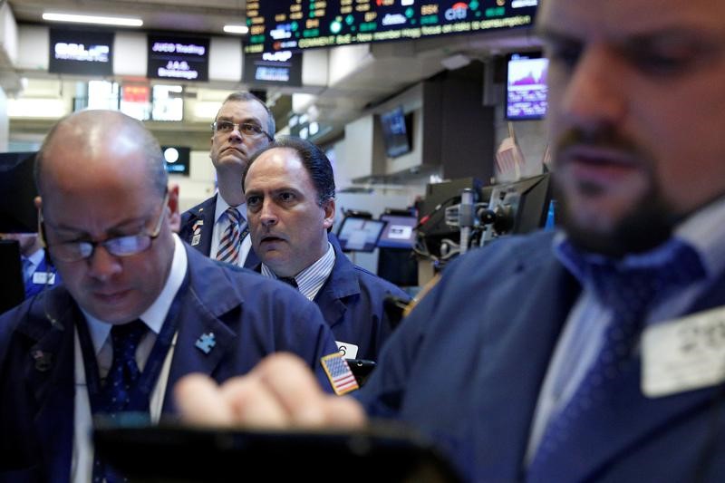 © Reuters. Traders work on the floor of the NYSE