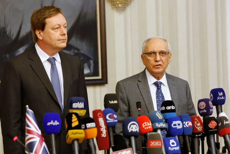 © Reuters. Razzak al-Essa speaks during news conference at the Ministry of Finance in Baghdad