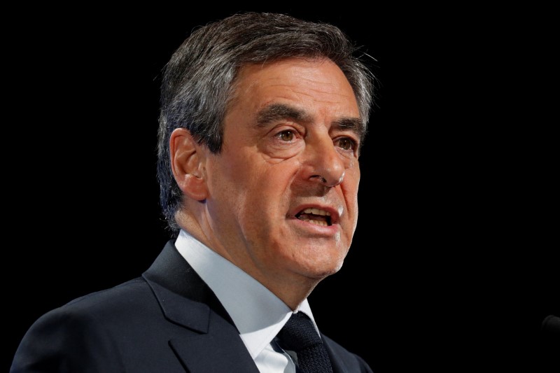 © Reuters. Un destacado centrista francés insta a Fillon a que dimitia en favor de Juppé