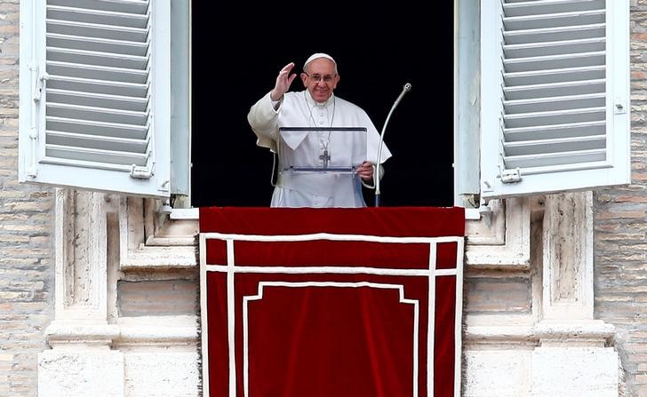 © Reuters. El Papa insta a llevar la Biblia encima como si fuera el móvil