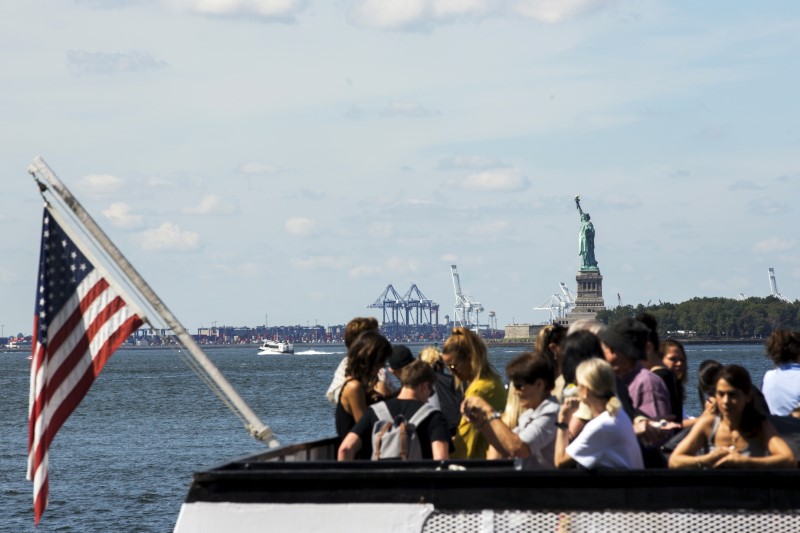 © Reuters. A boatload of tourists stand on a boat as it departs from Battery Park in New York