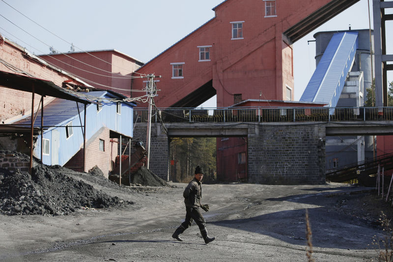 © Reuters. FILE PHOTO -  A miner walks at a coal mine from the state-owned Longmay Group on the outskirts of Jixi in China