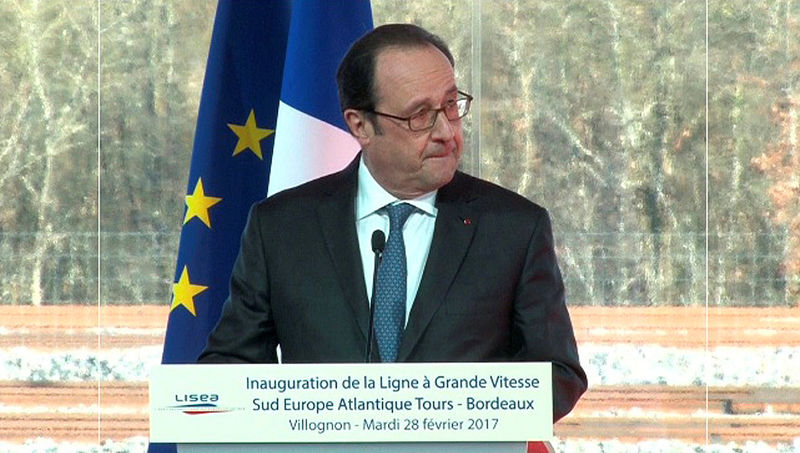 © Reuters. Still image of French President Hollande reacting after a shot was fired by a police sharpshooter that accidentally wounded two people while he was giving a speech in Villognon