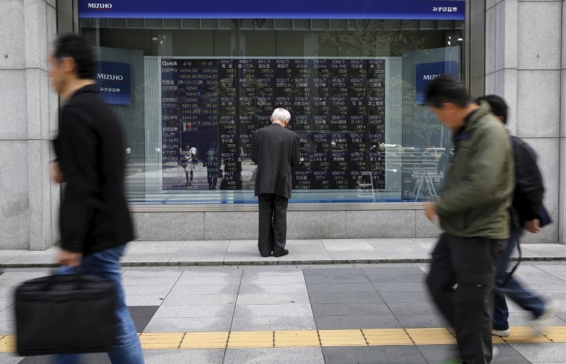 © Reuters. LES MARCHÉS JAPONAIS FINISSENT EN BAISSE