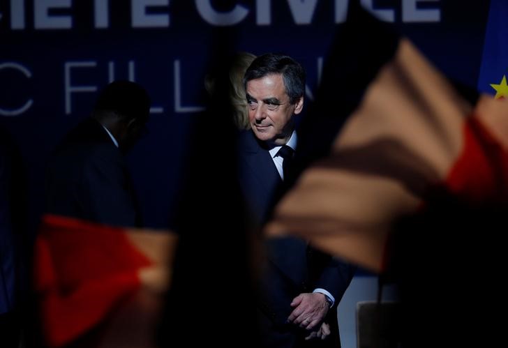 © Reuters. Fillon no renuncia a candidatura en Francia pese a presión de conservadores
