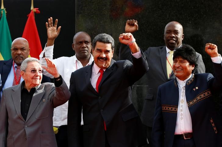 © Reuters. Foto del domingo del presidente de Venezuela Nicolás Maduro (C) junto su par de Bolivia Evo Morales (D) y de Cuba Raúl Castro (I) durante una reunión del ALBA en Caracas