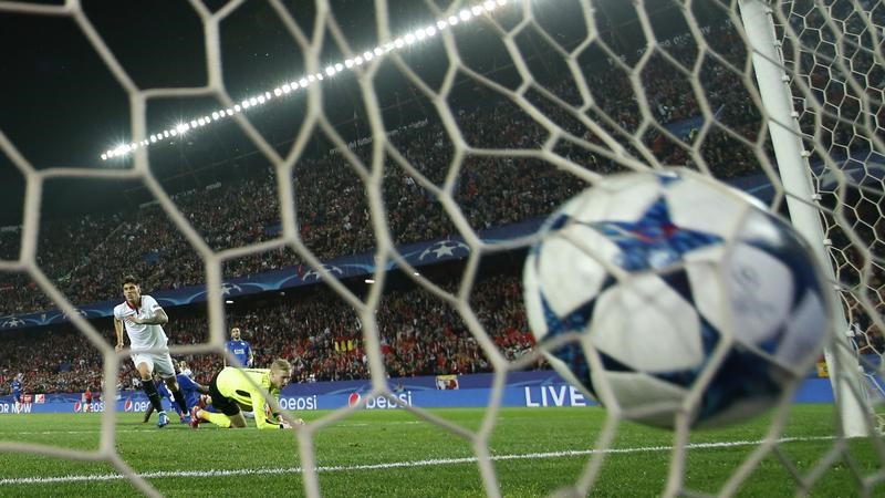 © Reuters. Palla in rete durante una partita di Champions League