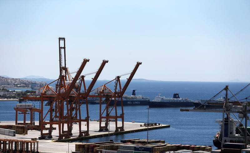 © Reuters. View of the Piraeus Container Terminal, near Athens