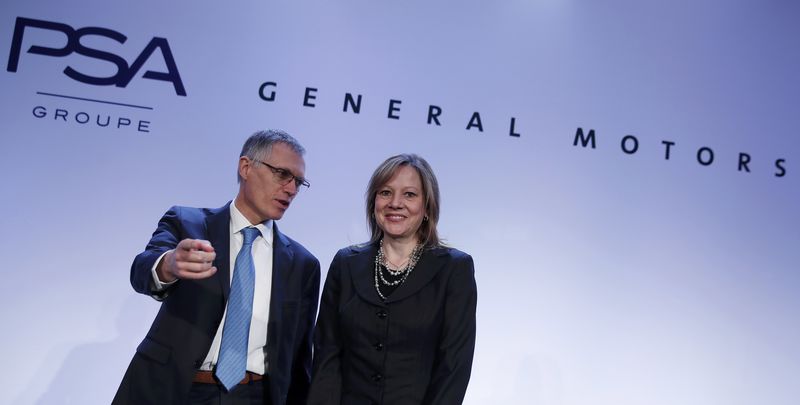 © Reuters. Carlos Tavares, Chairman of the Managing Board of French carmaker PSA Group, and Mary Barra, chairwoman and CEO of General Motors, attend a news conference in Paris