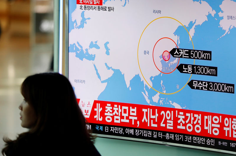 © Reuters. Televisão exibe reportagem sobre lançamento de mísseis balísticos da Coreia do Norte, em estação de trem de Seul, na Coreia do Sul