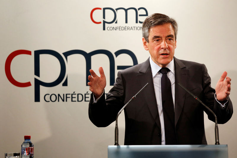 © Reuters. Francois Fillon, former French prime minister, member of the Republicans political party and 2017 presidential election candidate of the French centre-right delivers a speech in front of small business leaders in Puteaux