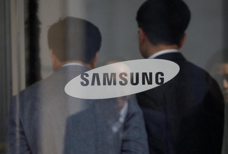 © Reuters. Employees walks in the building of Samsung Electronics in Seoul