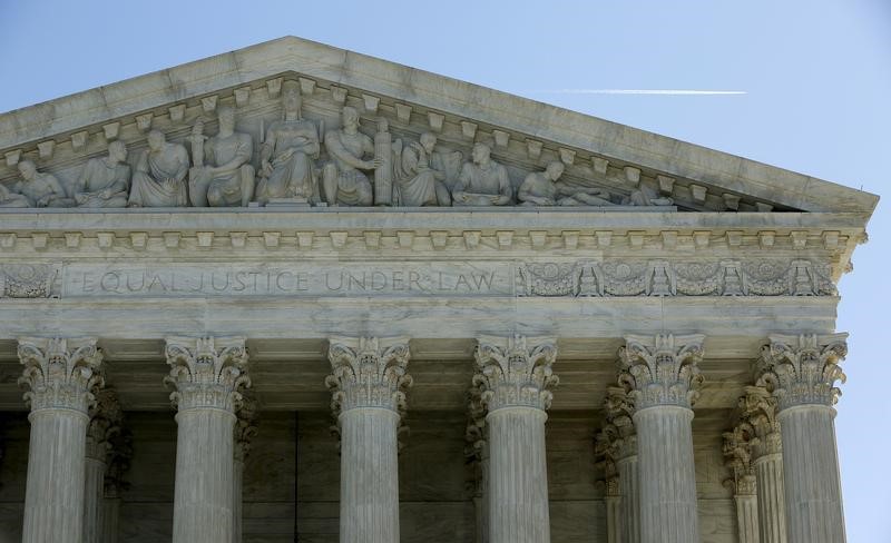 © Reuters. The U.S. Supreme Court building facade in Washington