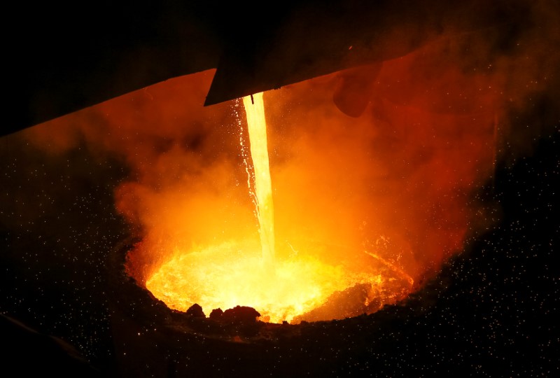 © Reuters. Molten iron is loaded into ladle at NLMK Kaluga steel mill in Vorsino outside Kaluga