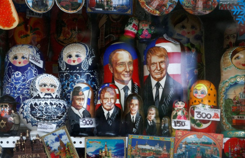 © Reuters. Russian traditional Matryoshka wooden dolls with images of Russian President Putin and U.S. President Trump are on sale at a gift kiosk in a street in Moscow