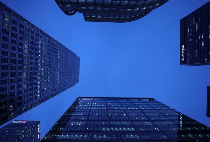 © Reuters. FILE PHOTO:  The offices of international finance companies are seen in the financial district of Canary Wharf in London