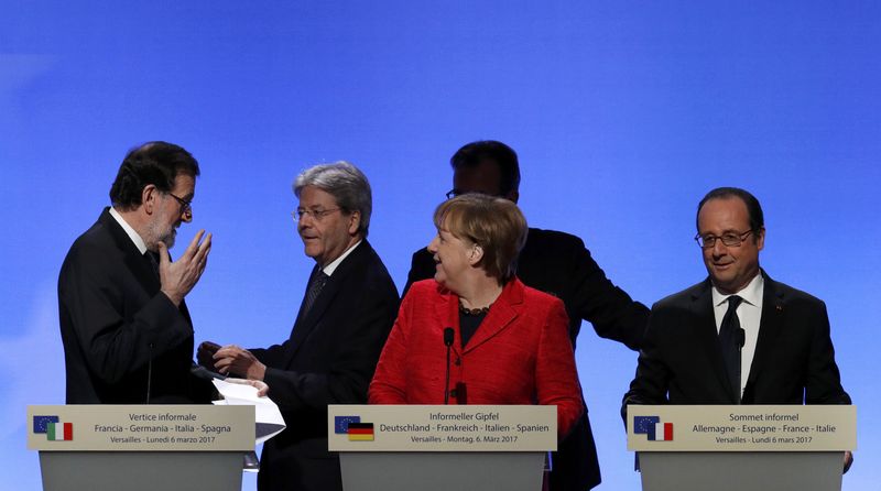 © Reuters. French President Hollande , German Chancellor Merkel, Spain's Prime Minister Rajoy and  Italian Prime Minister Gentiloni attend a joint news conference during a Franco-German-Italian-Spanish summit ahead of upcoming EU Summit in Versailles