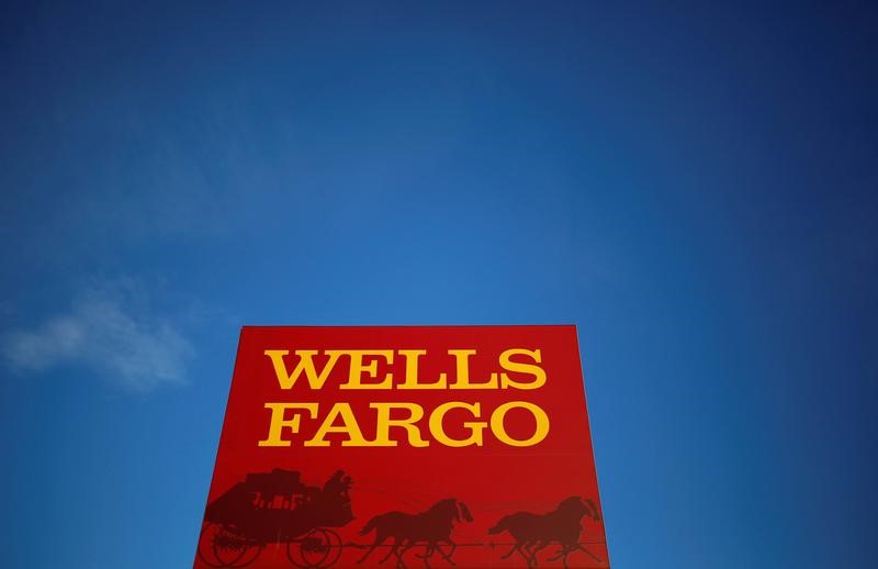 © Reuters. FILE PHOTO -  Wells Fargo branch in the Chicago suburb of Evanston Illinois